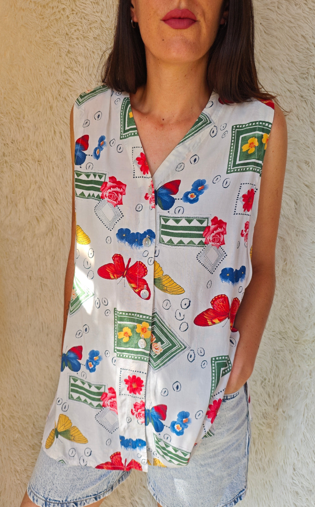 Camicia smanicata – fantasia floreale e farfalle