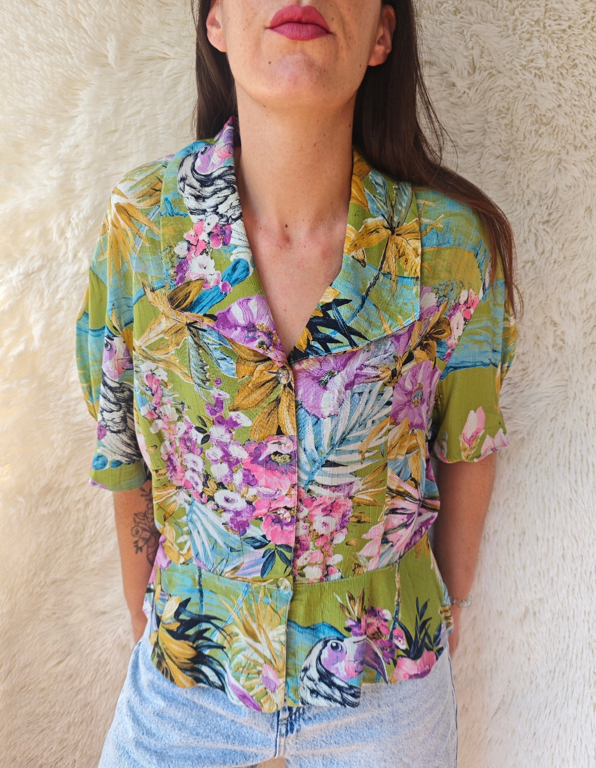 Camicia tropicale con volant