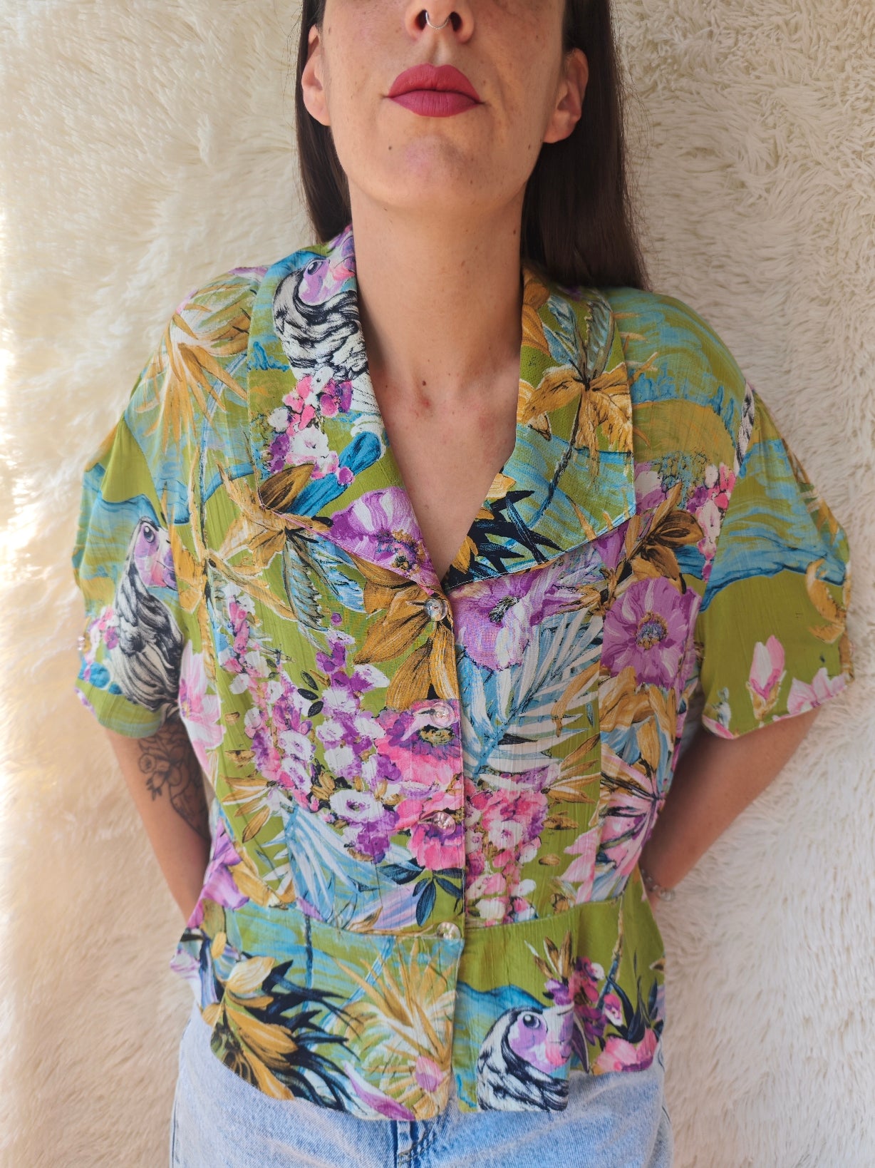 Camicia tropicale con volant