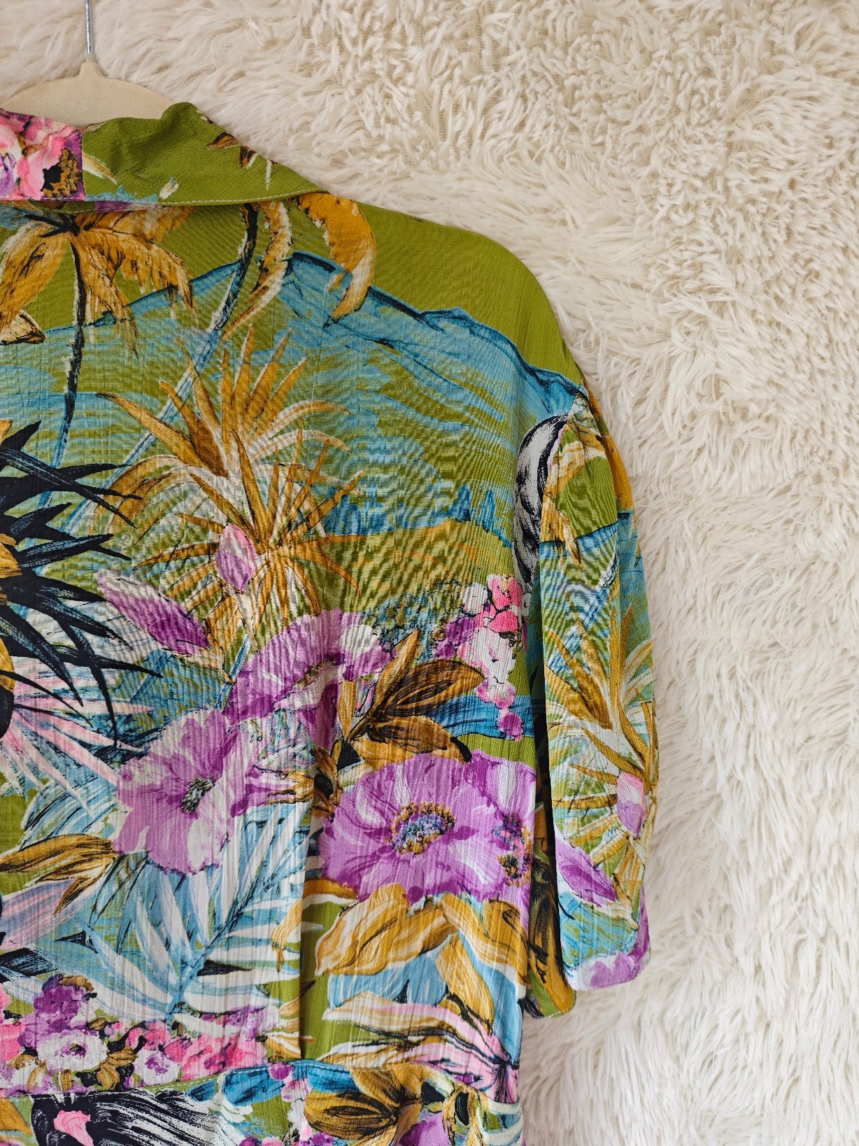 Camicia tropicale con volant