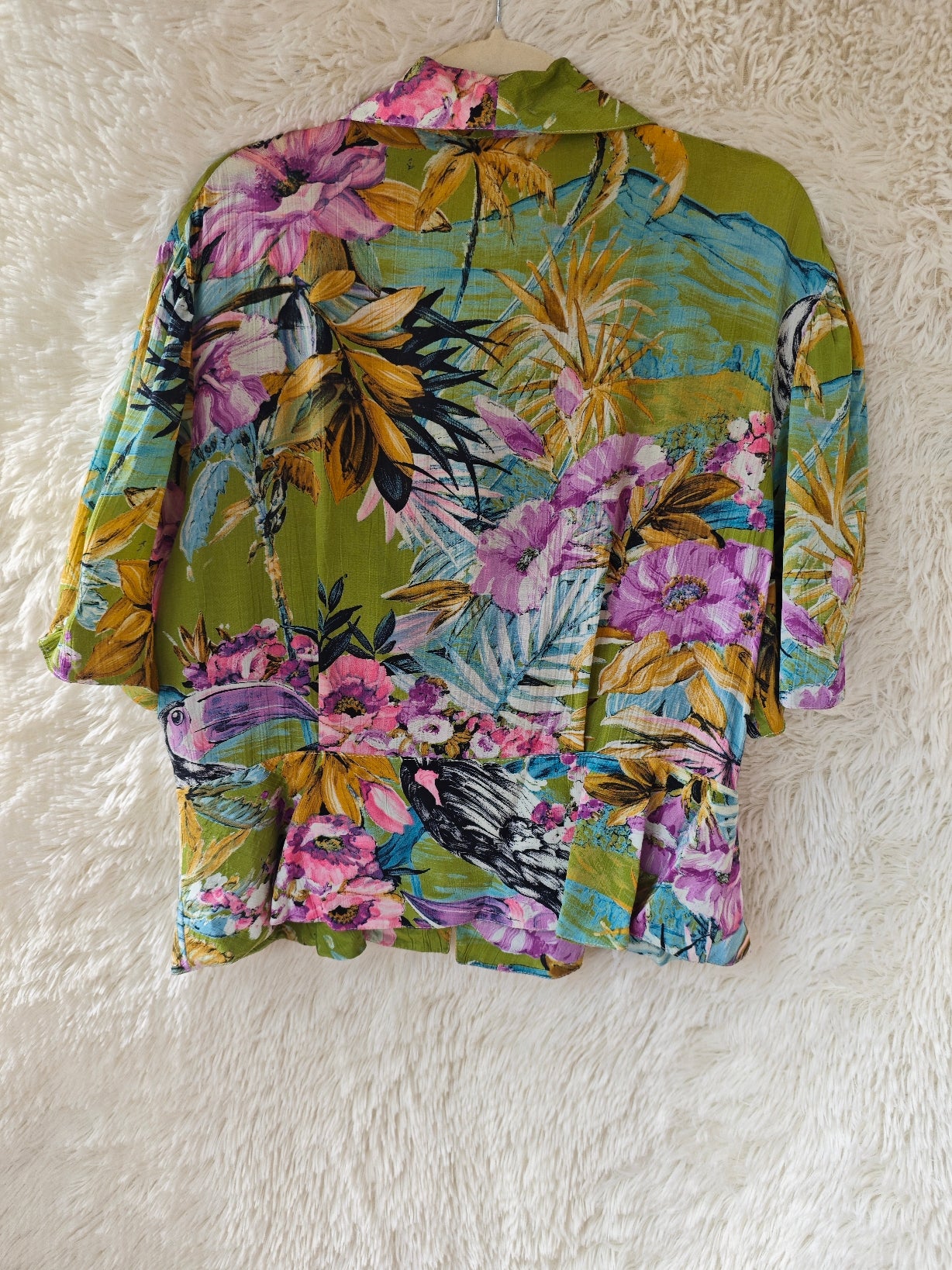 Camicia tropicale con volant