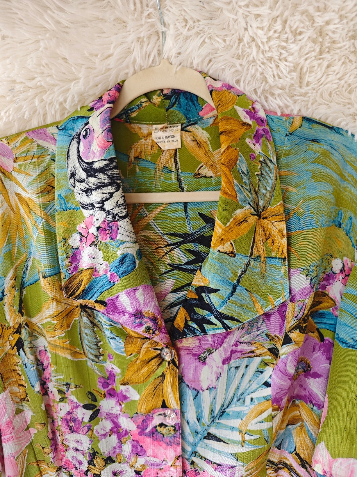 Camicia tropicale con volant