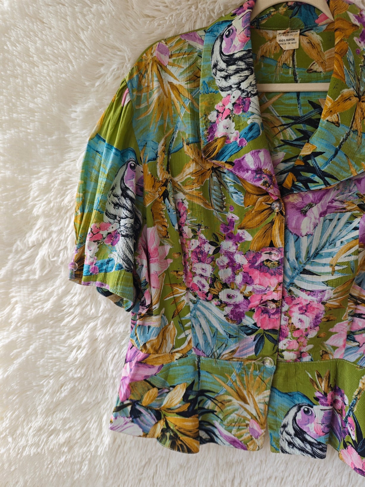 Camicia tropicale con volant