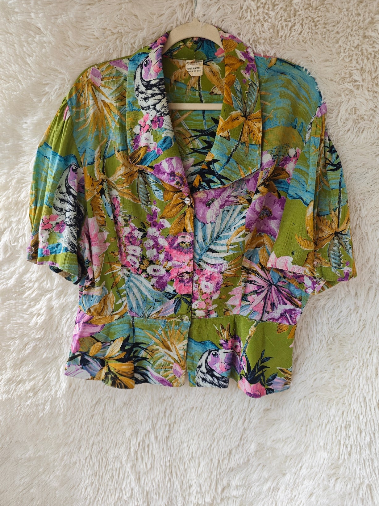 Camicia tropicale con volant