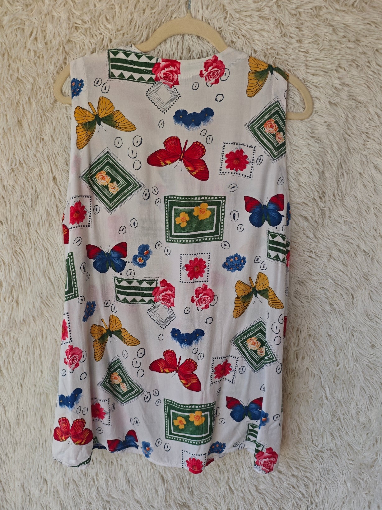 Camicia smanicata – fantasia floreale e farfalle