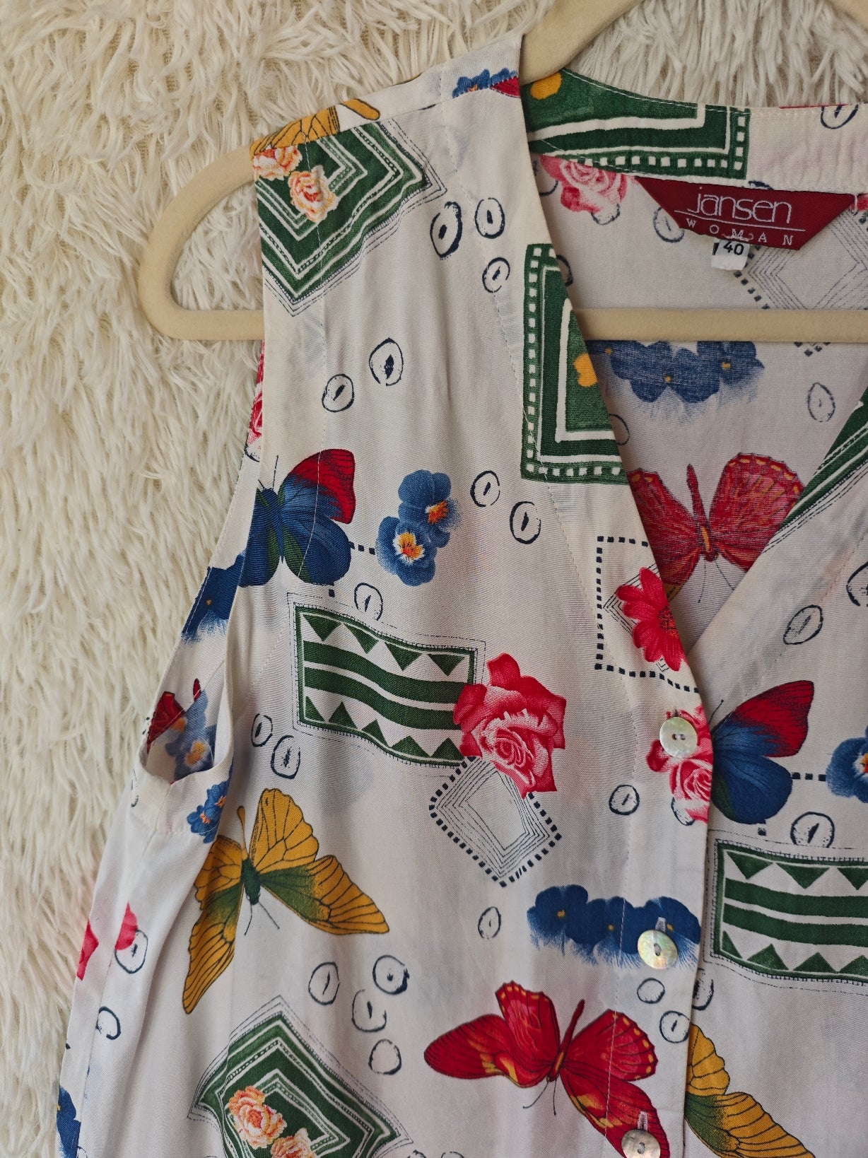 Camicia smanicata – fantasia floreale e farfalle