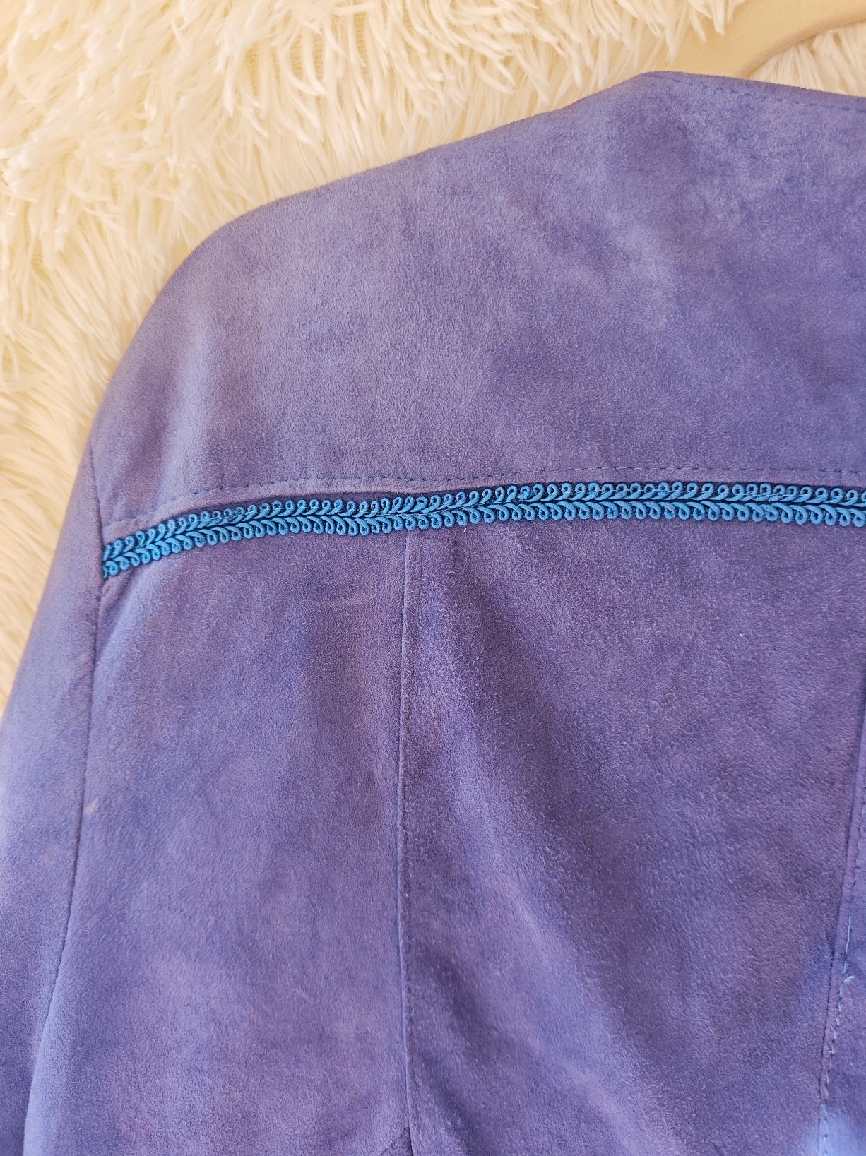 Giacca anni ‘80/’90 in camoscio blu con borchie e strass