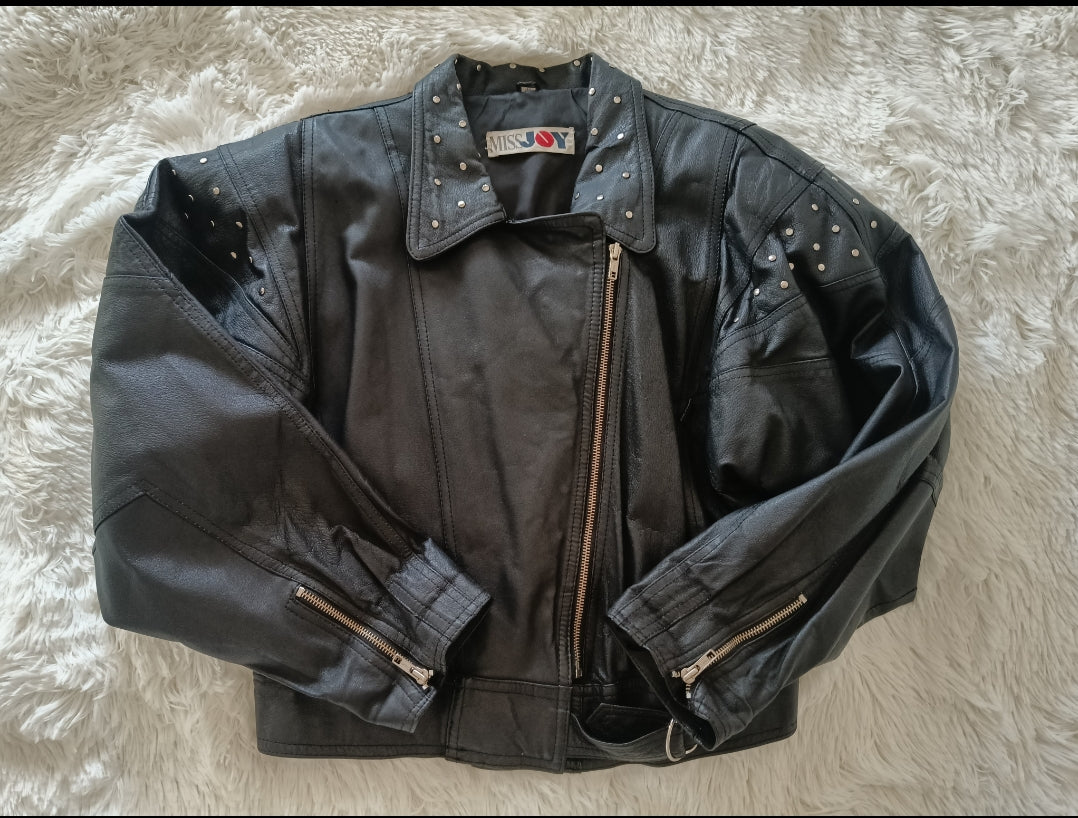 Giacca in pelle vintage con borchie