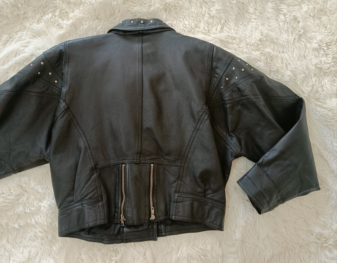 Giacca in pelle vintage con borchie