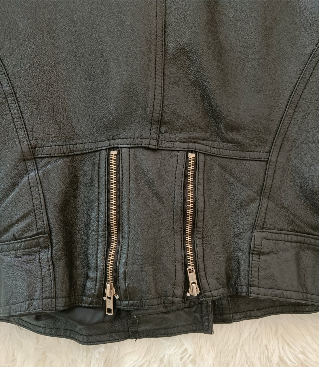 Giacca in pelle vintage con borchie