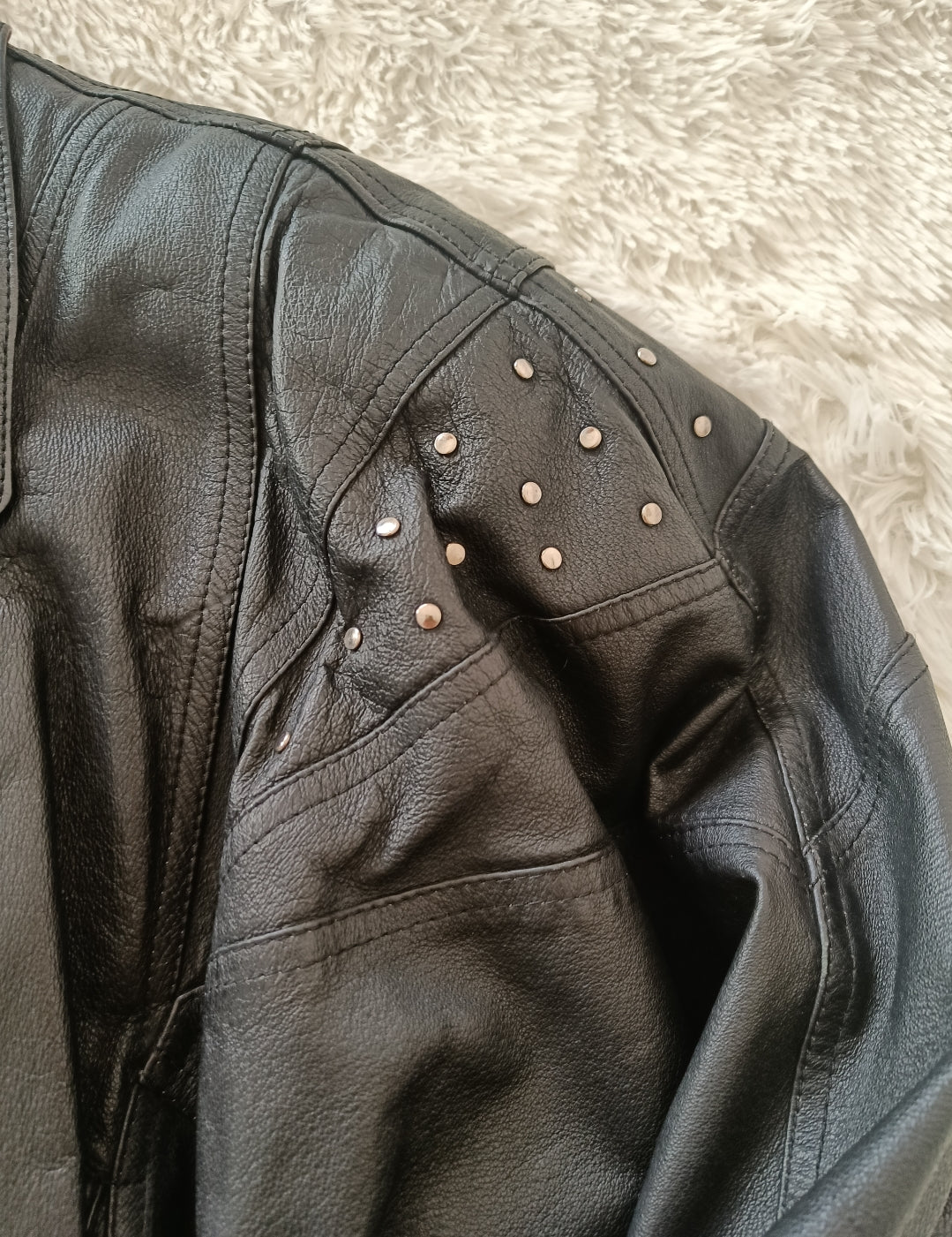 Giacca in pelle vintage con borchie