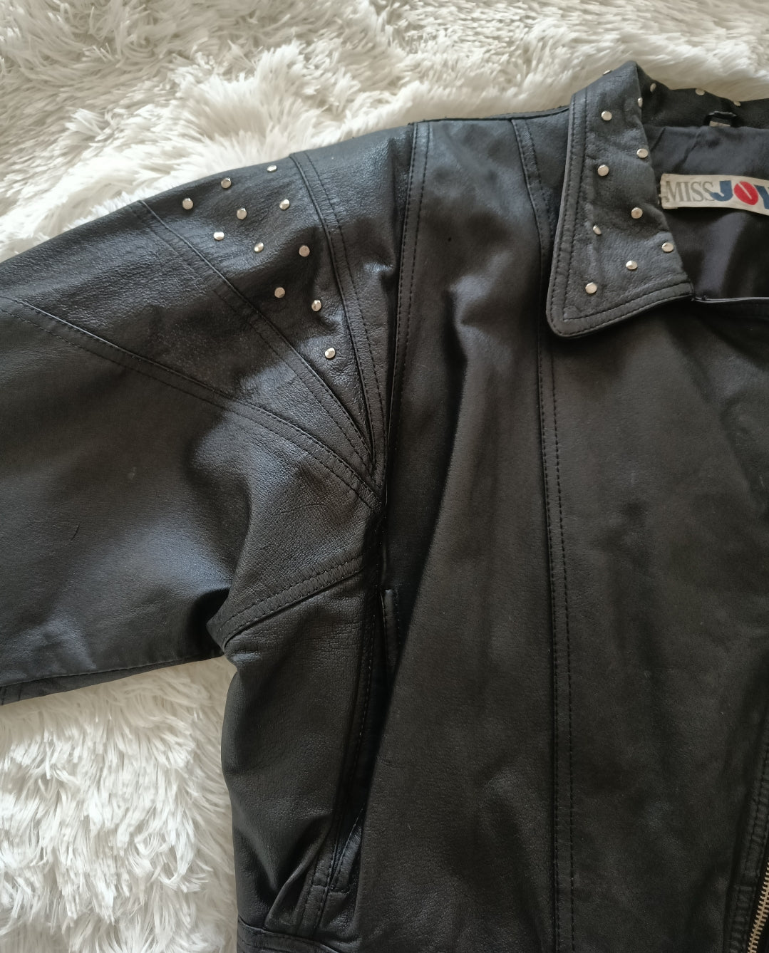 Giacca in pelle vintage con borchie