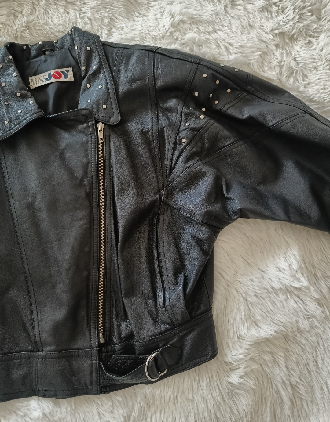 Giacca in pelle vintage con borchie