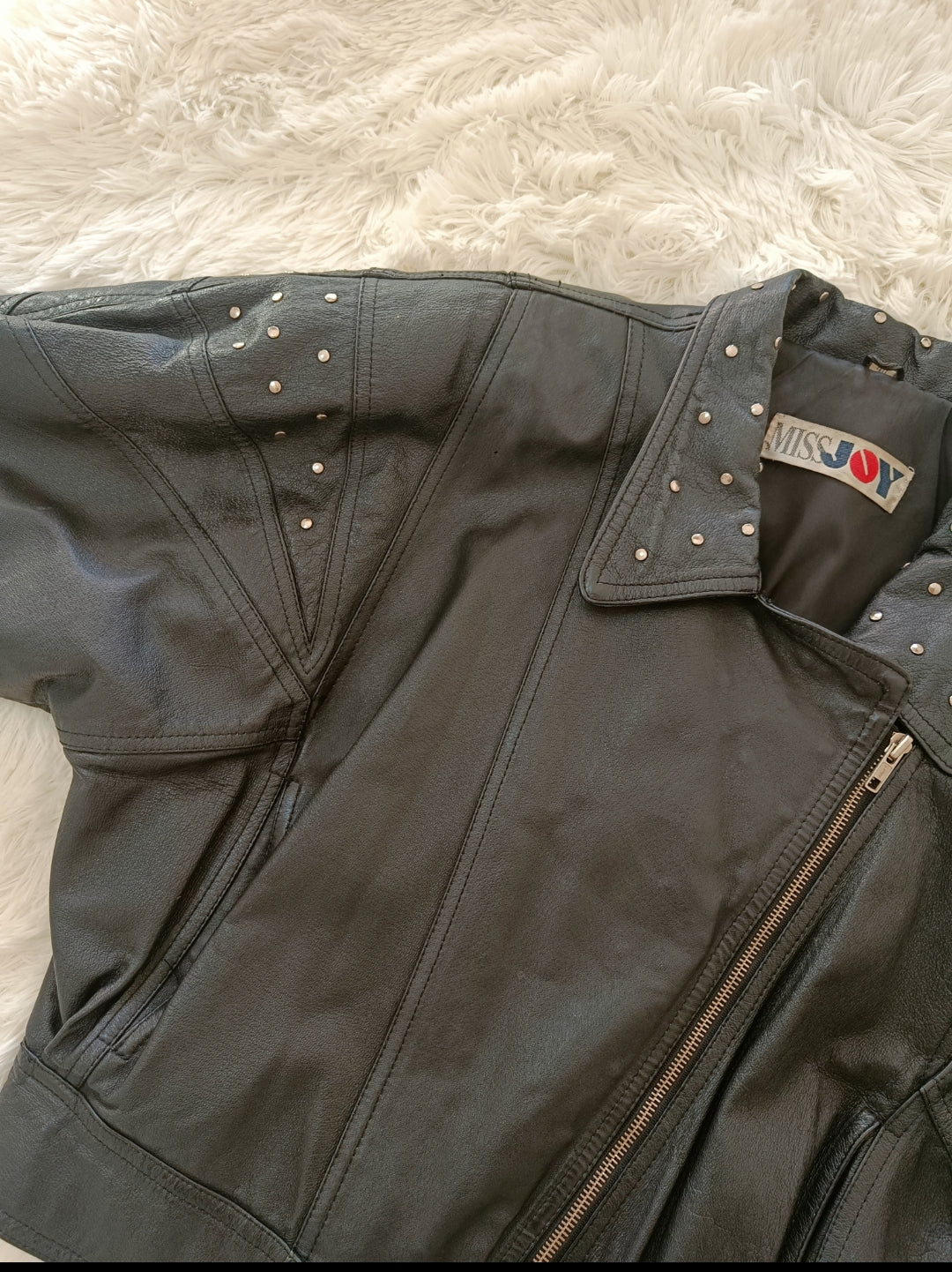 Giacca in pelle vintage con borchie