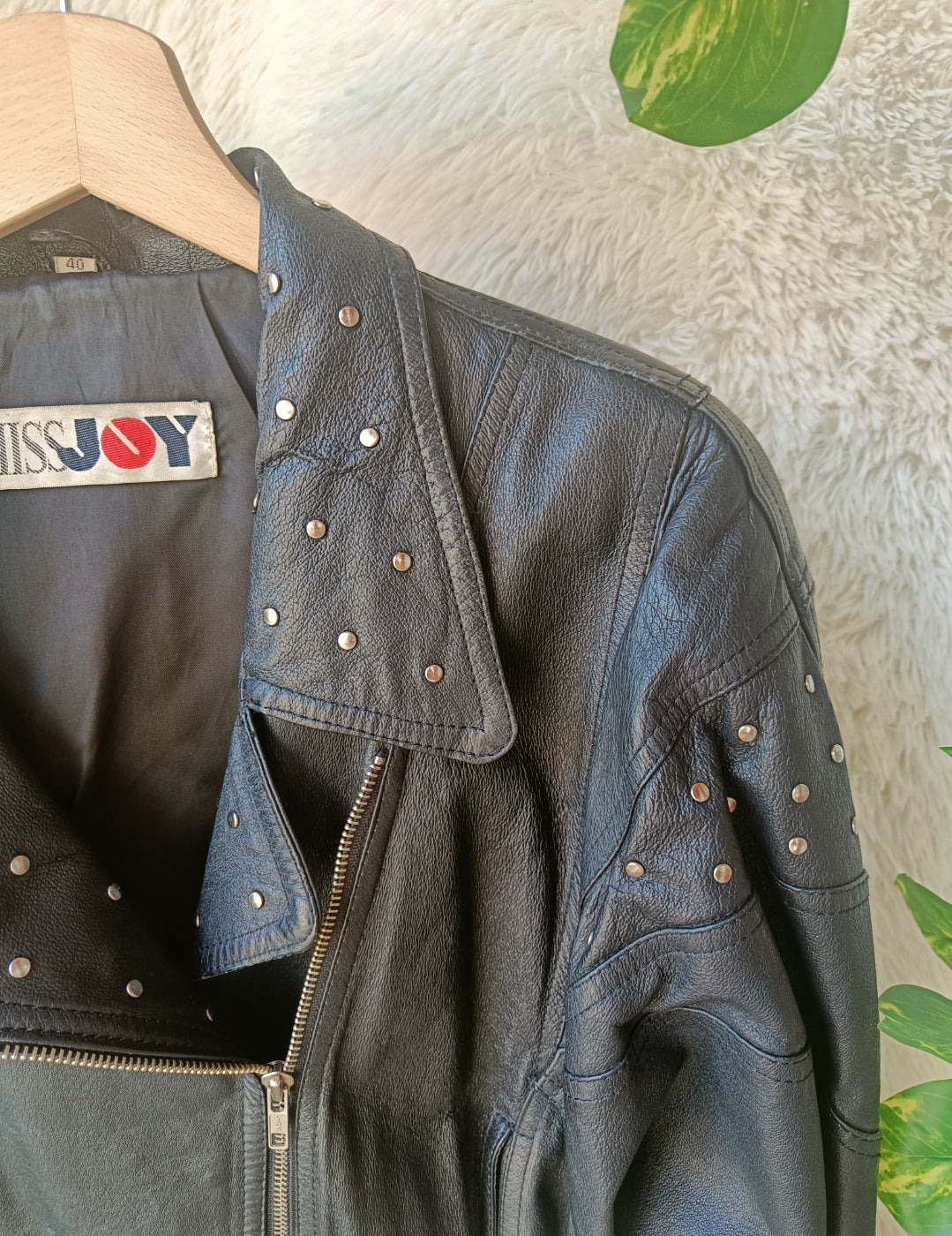 Giacca in pelle vintage con borchie