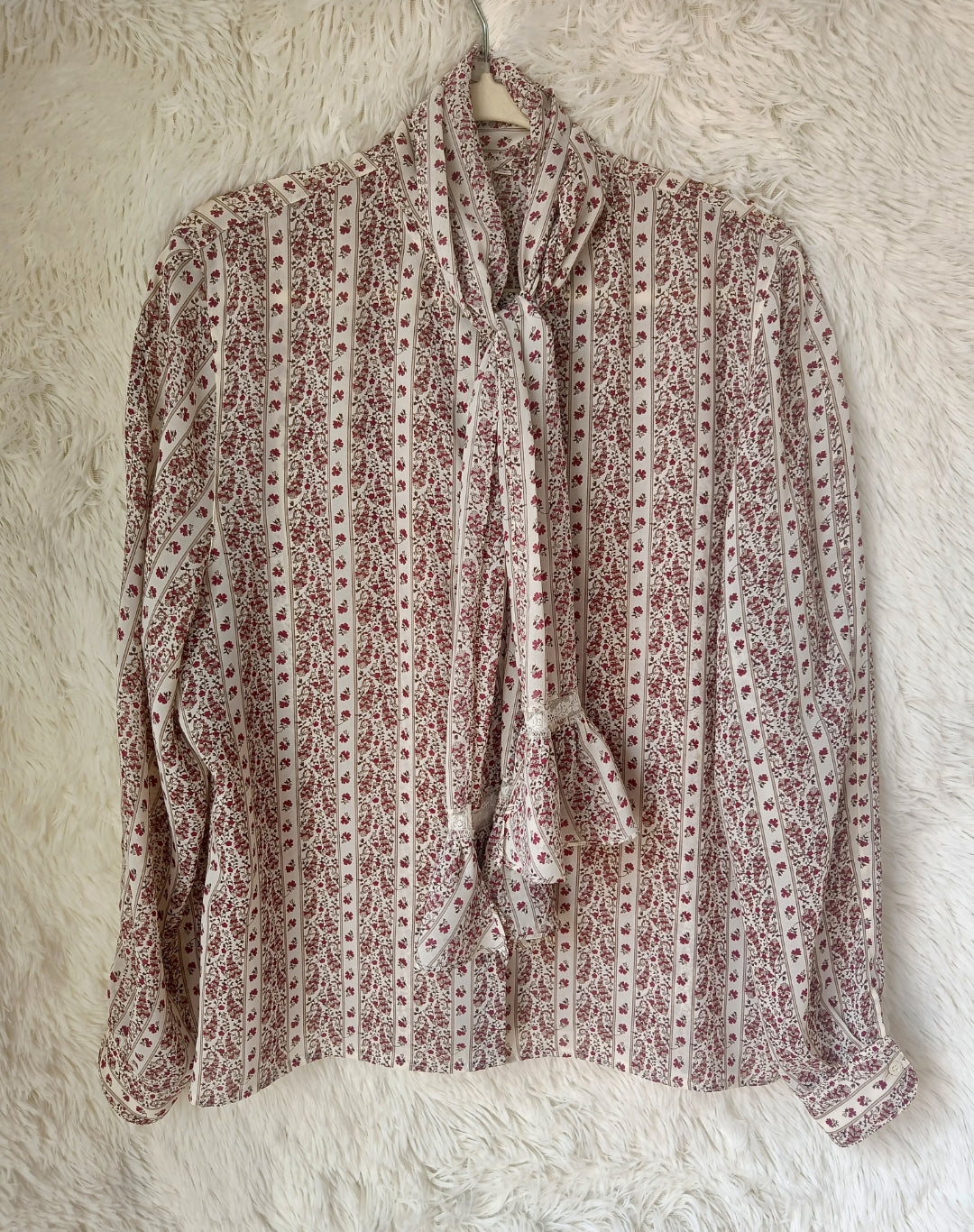 Camicia floreale con fiocco e volant