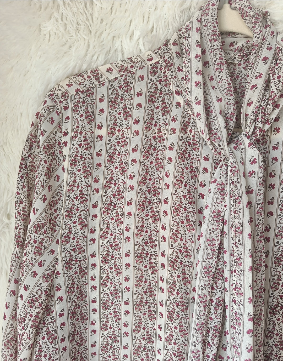 Camicia floreale con fiocco e volant