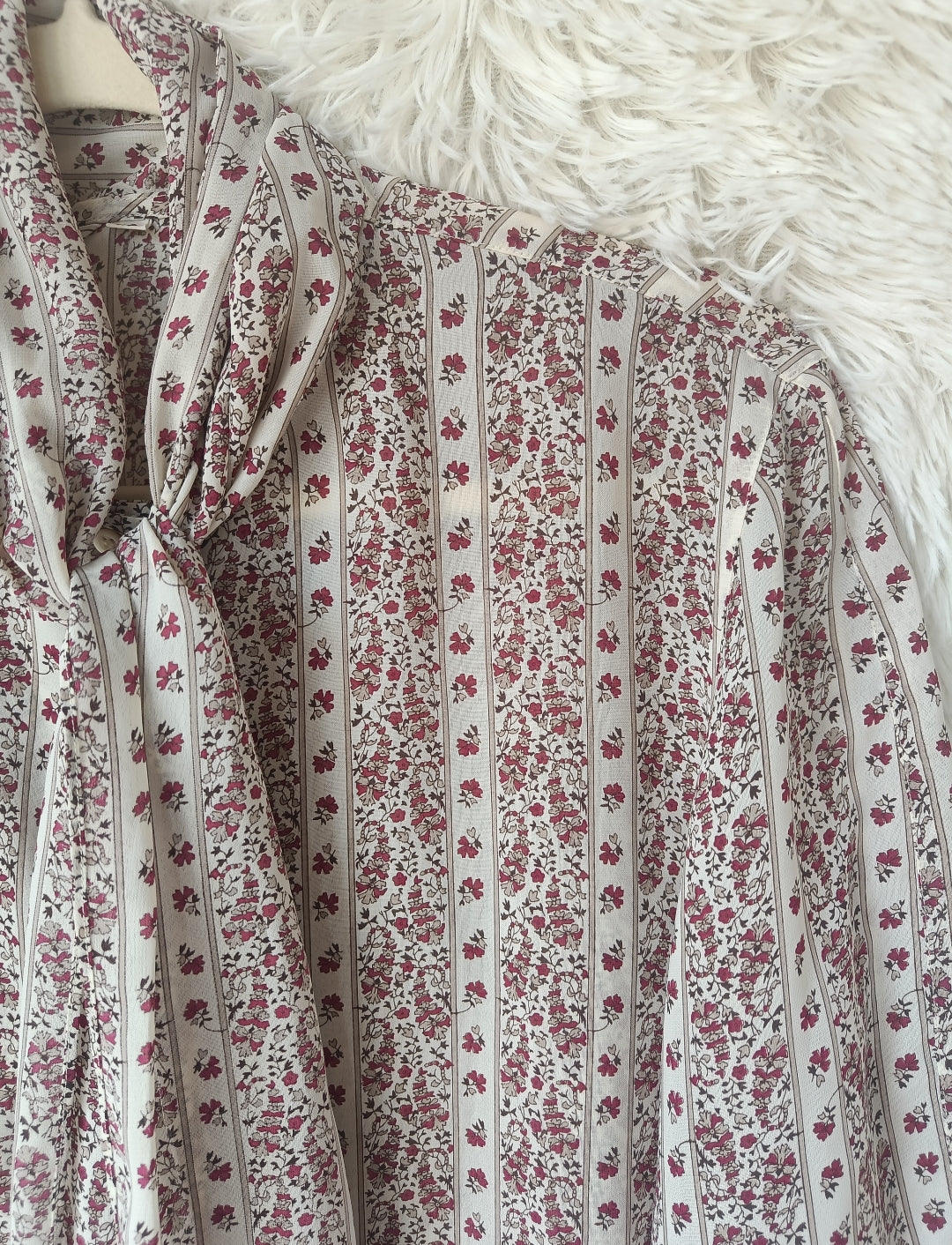 Camicia floreale con fiocco e volant
