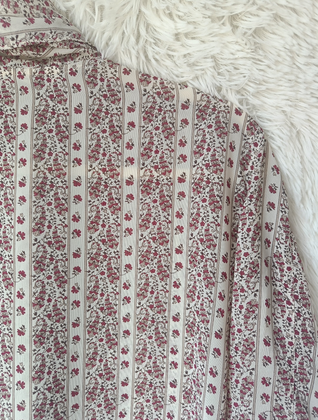 Camicia floreale con fiocco e volant