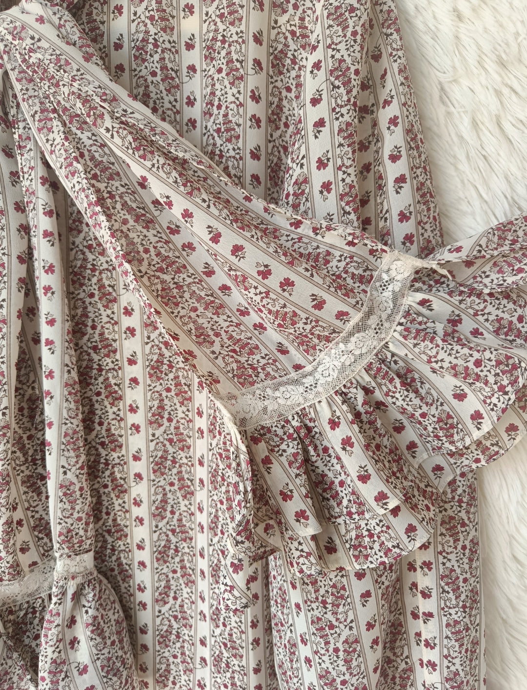 Camicia floreale con fiocco e volant