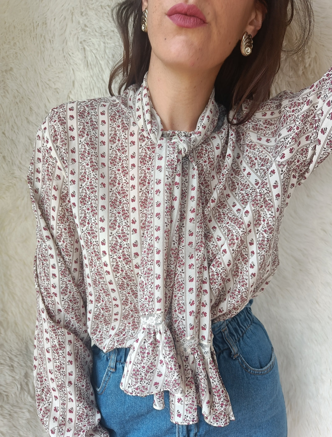 Camicia floreale con fiocco e volant
