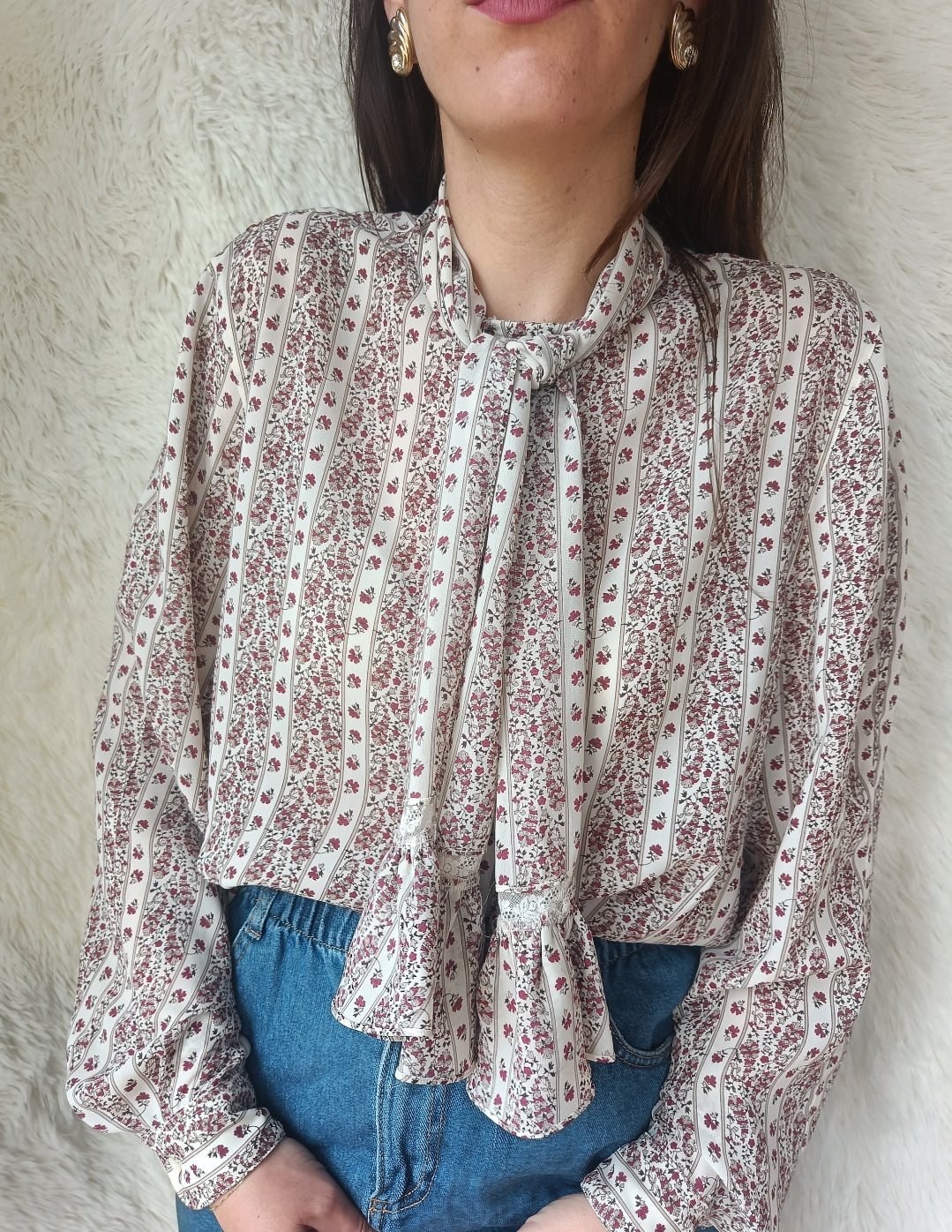 Camicia floreale con fiocco e volant