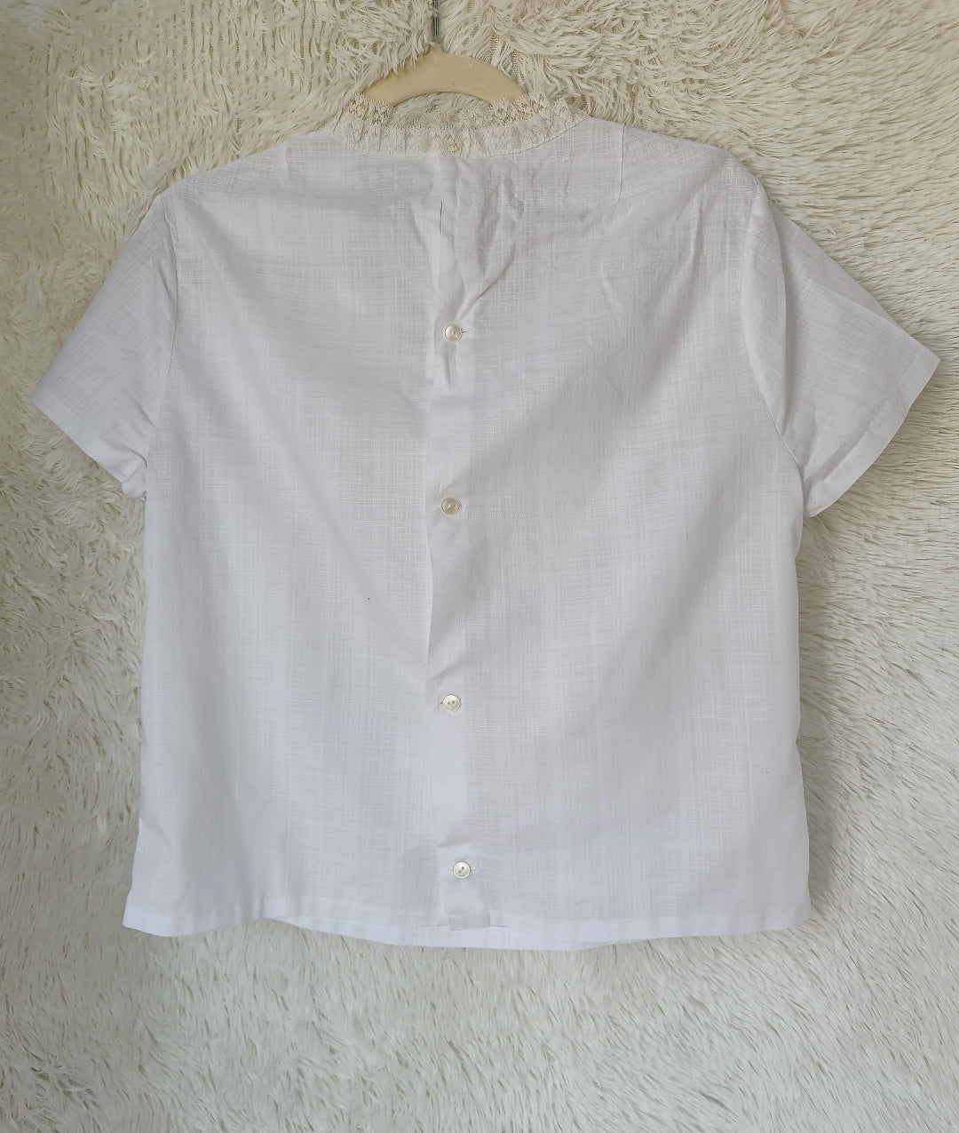 Blusa bianca con collo in pizzo