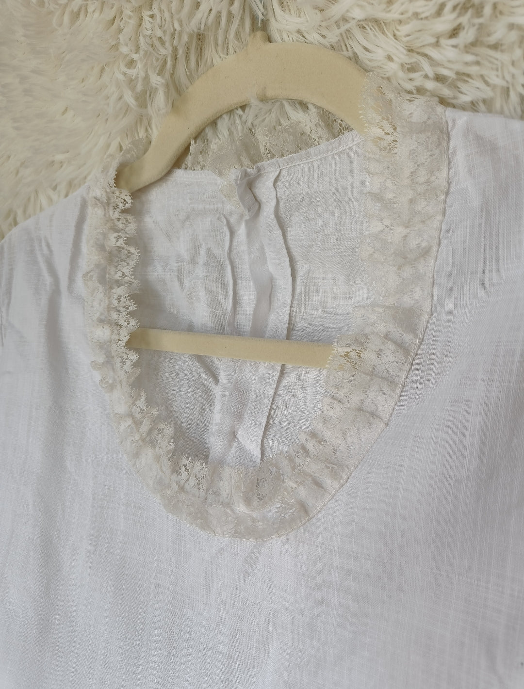 Blusa bianca con collo in pizzo