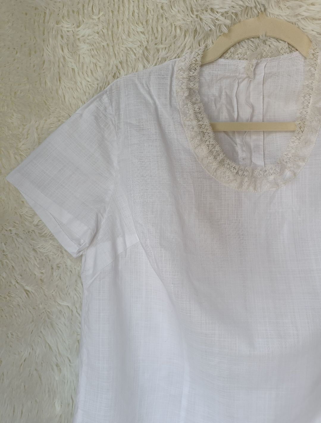 Blusa bianca con collo in pizzo