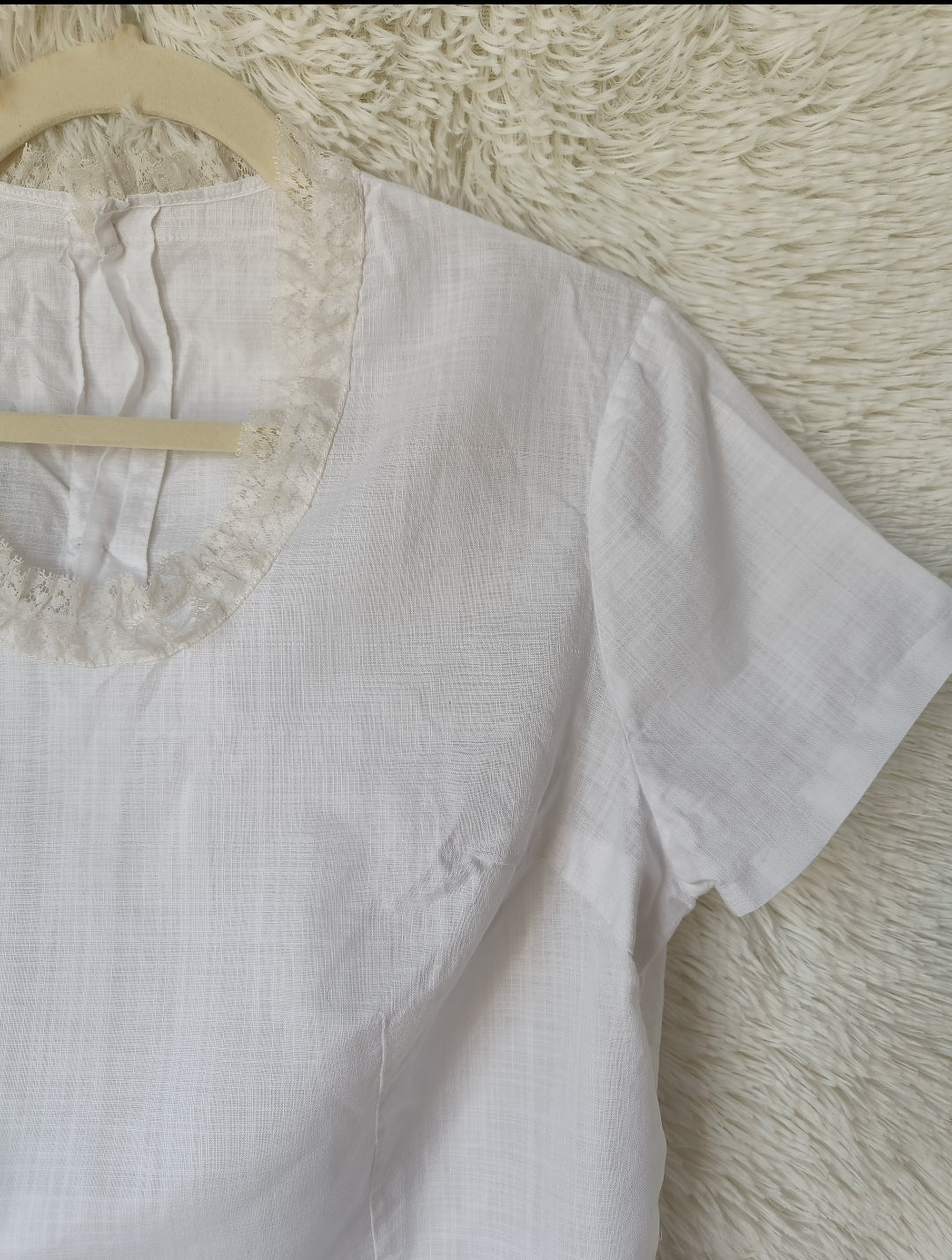 Blusa bianca con collo in pizzo