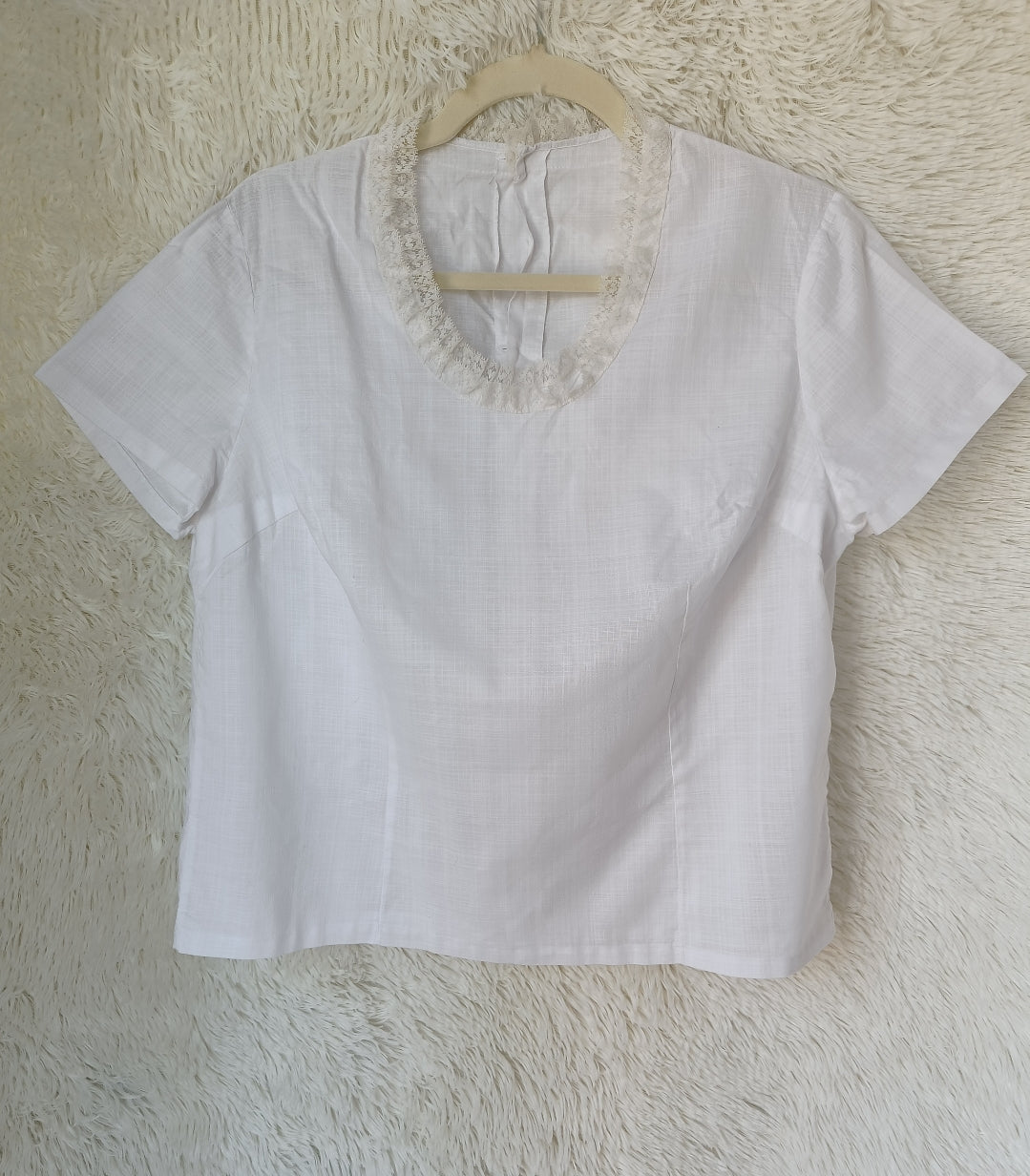 Blusa bianca con collo in pizzo