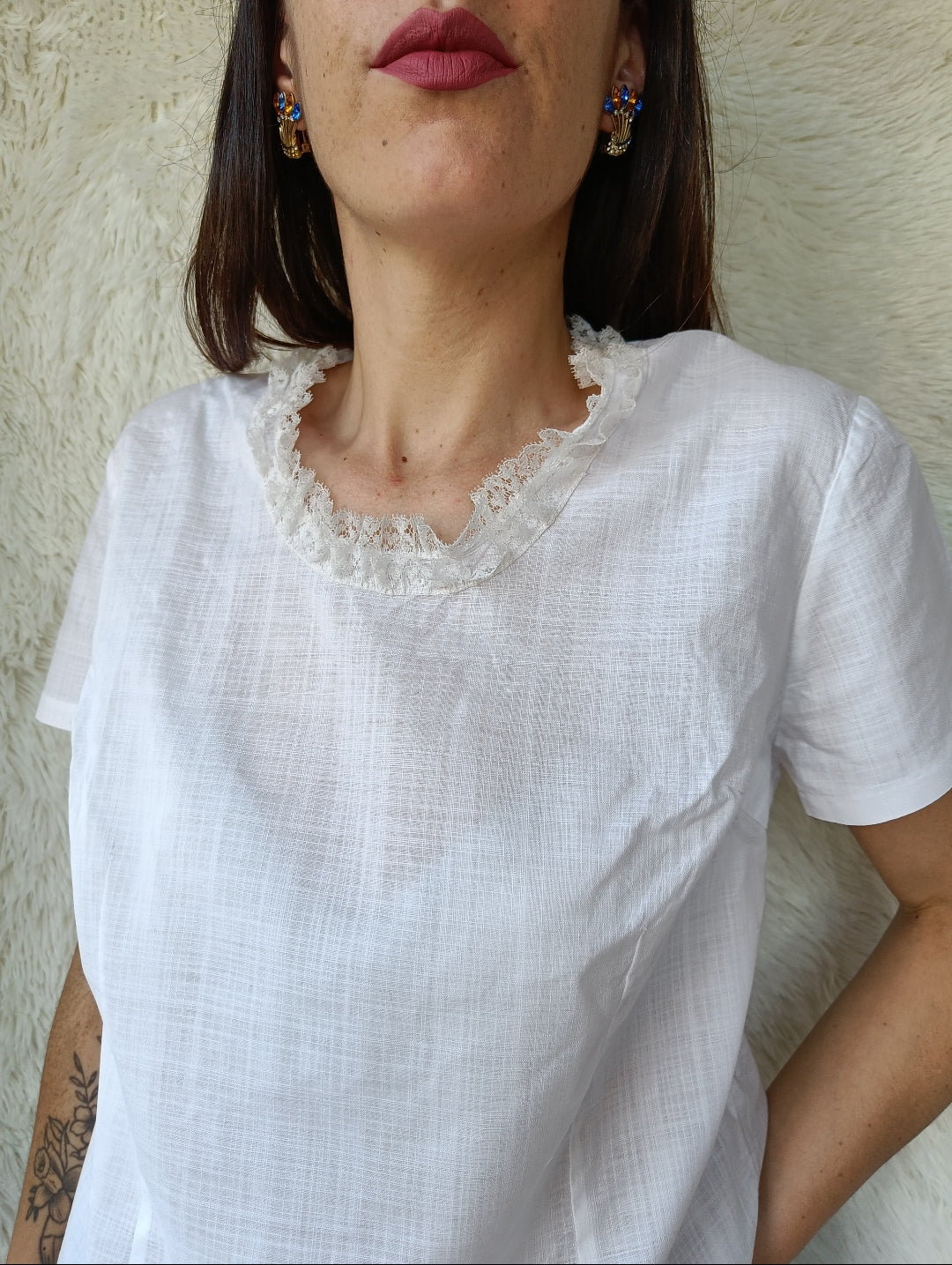 Blusa bianca con collo in pizzo