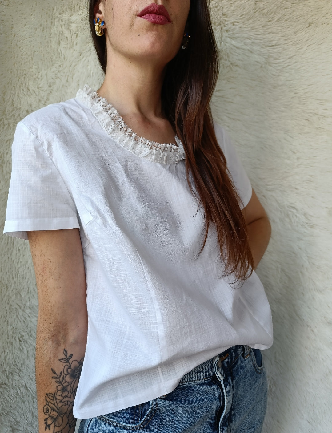Blusa bianca con collo in pizzo
