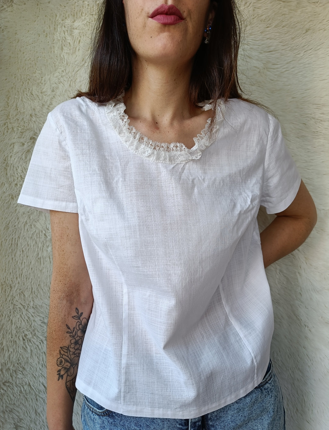 Blusa bianca con collo in pizzo