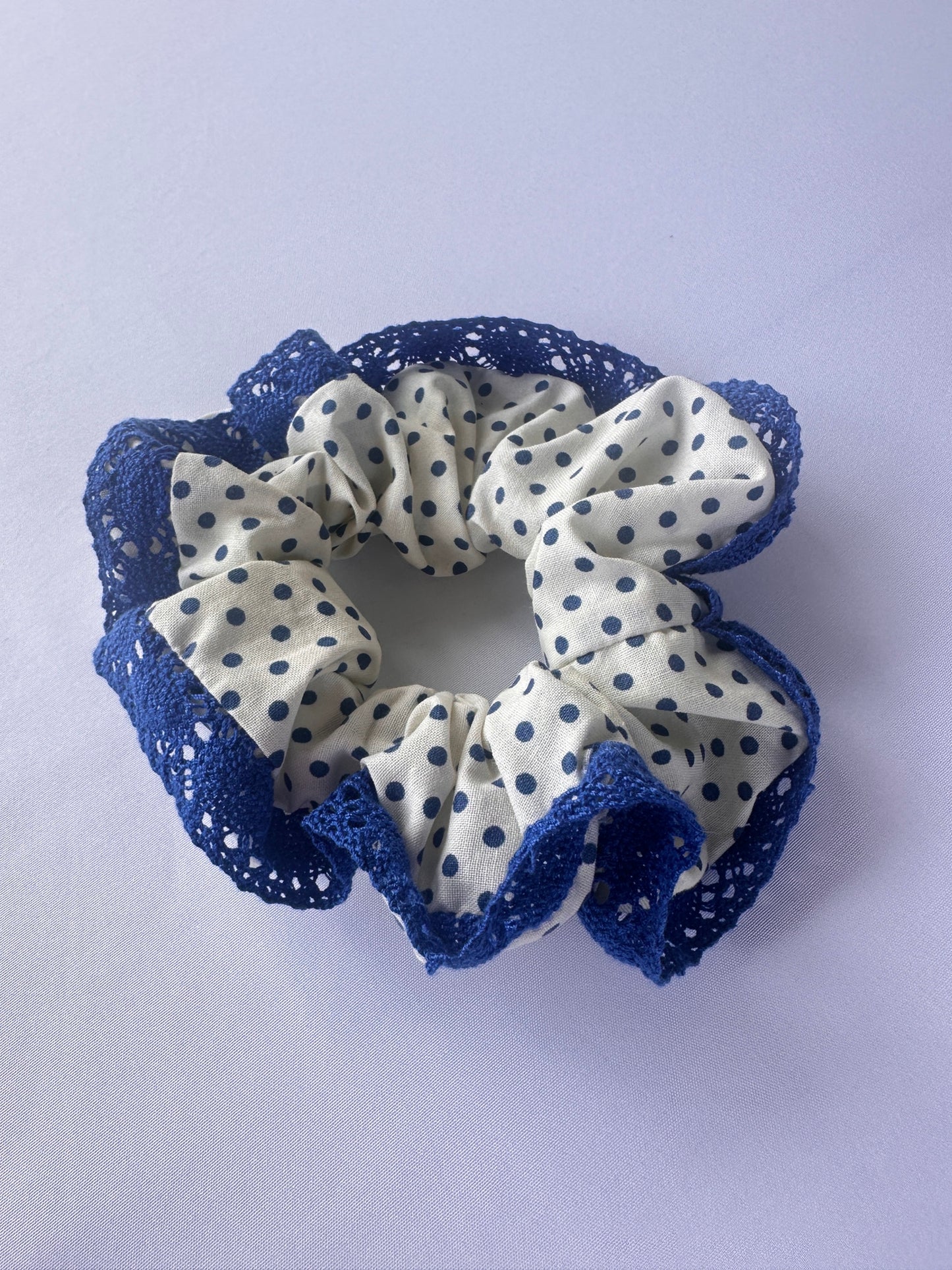 Scrunchie in Cotone a Pois con Pizzo Blu