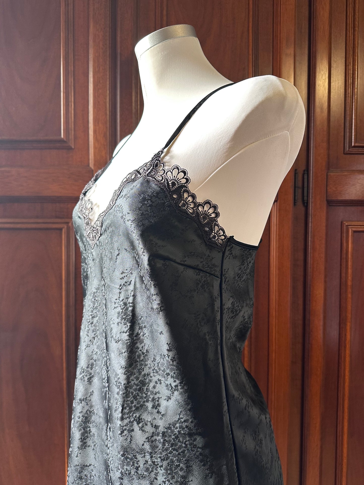 black slip dress con pizzo