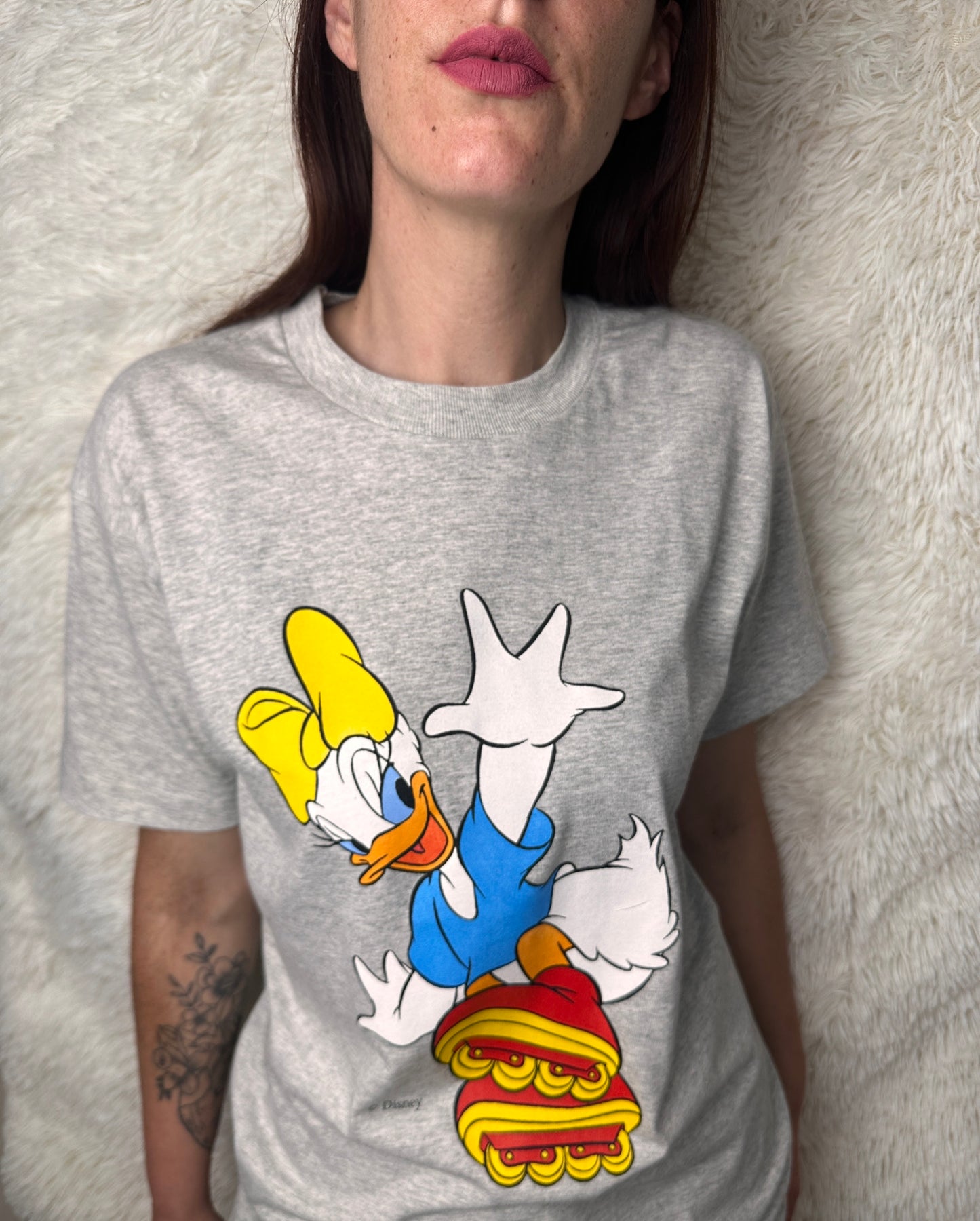T-shirt paperina sui pattini
