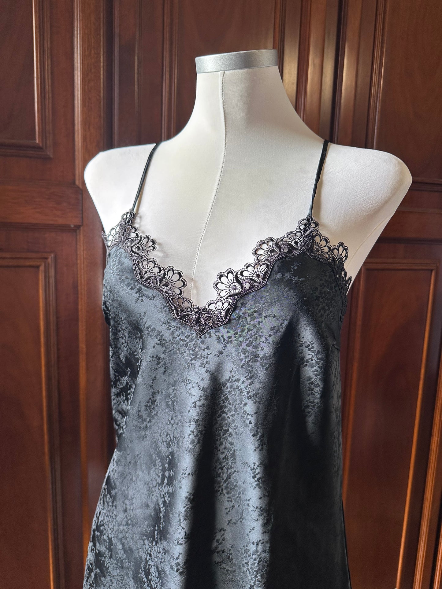 black slip dress con pizzo
