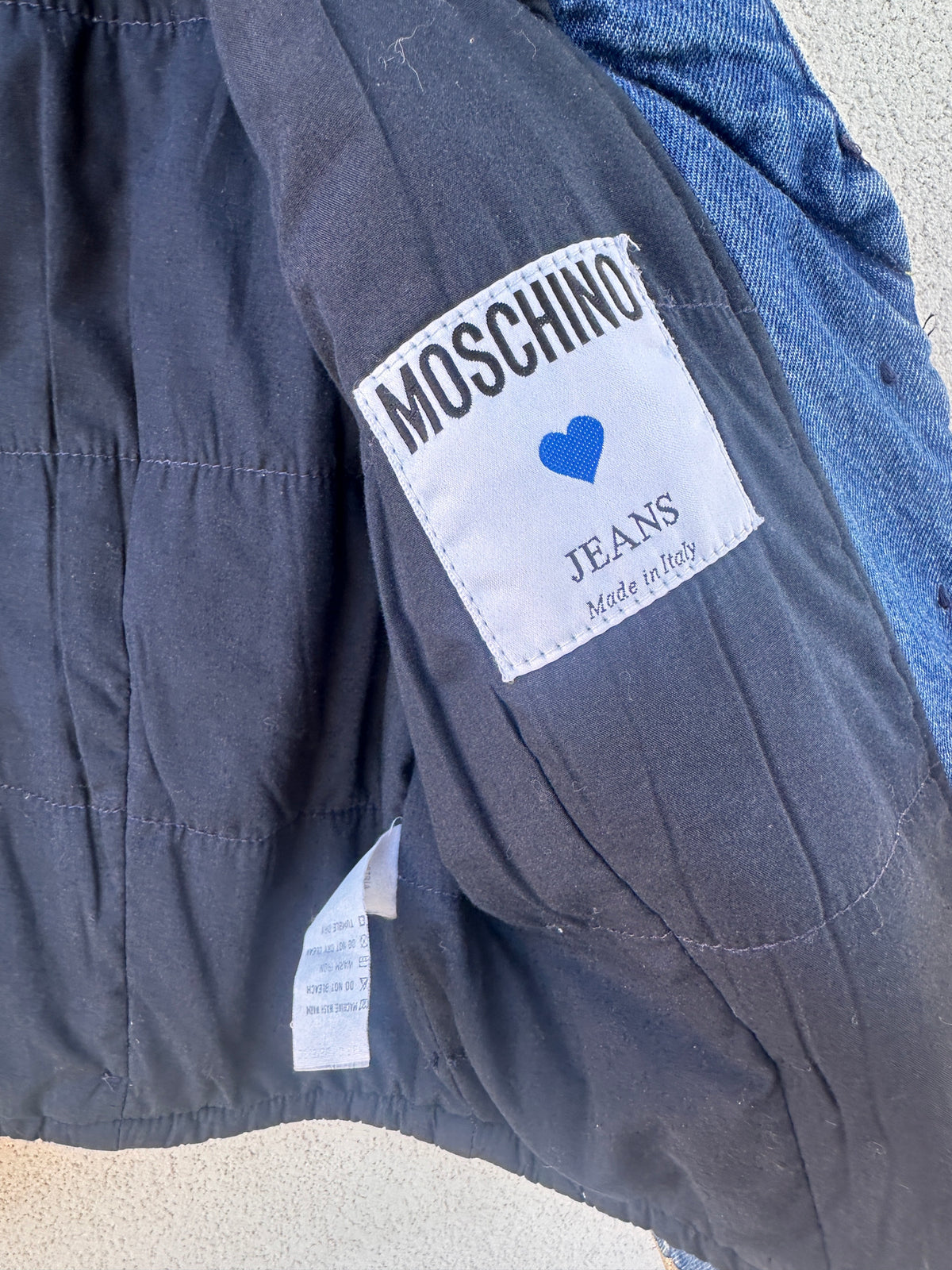 Moschino Jeans – giacca denim cropped con dettagli dorati