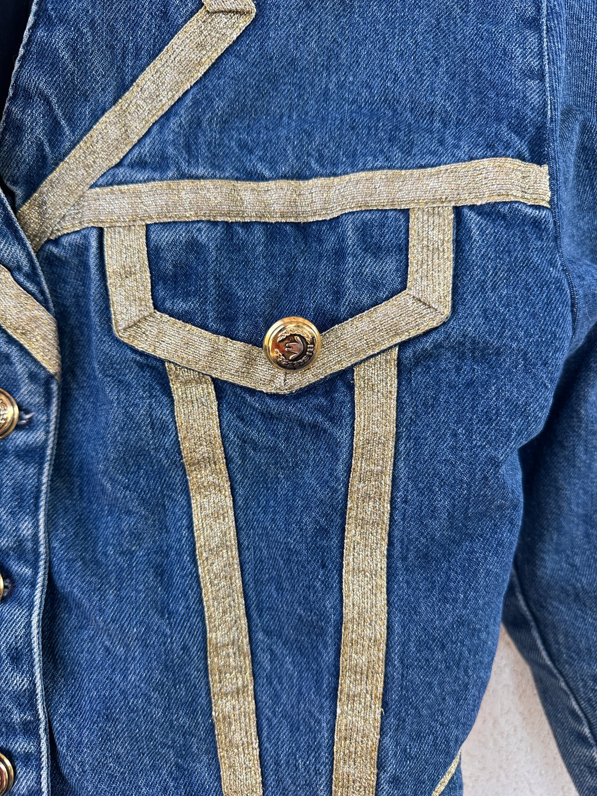 Moschino Jeans – giacca denim cropped con dettagli dorati