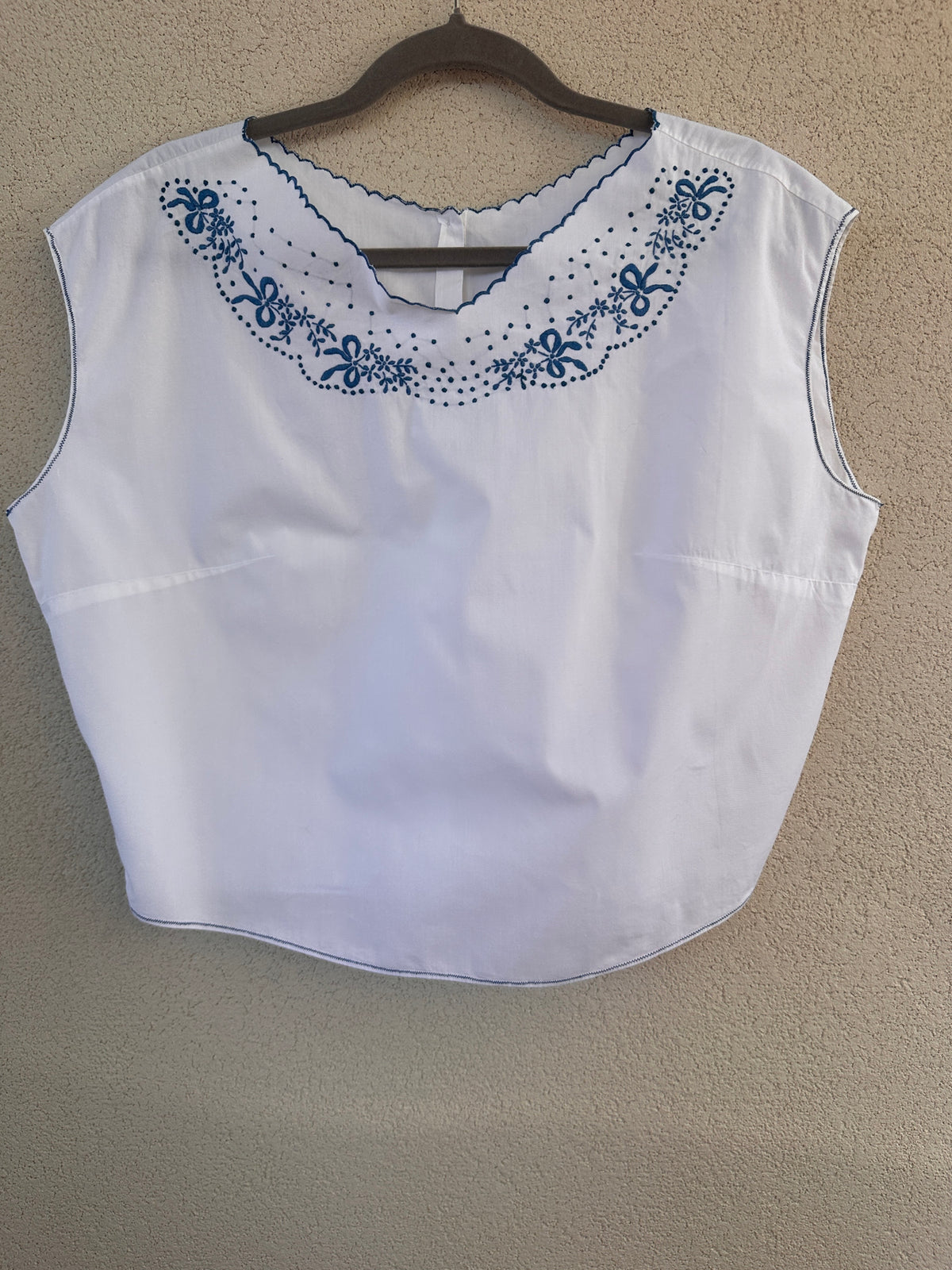 Top sartoriale con Ricamo Floreale Blu