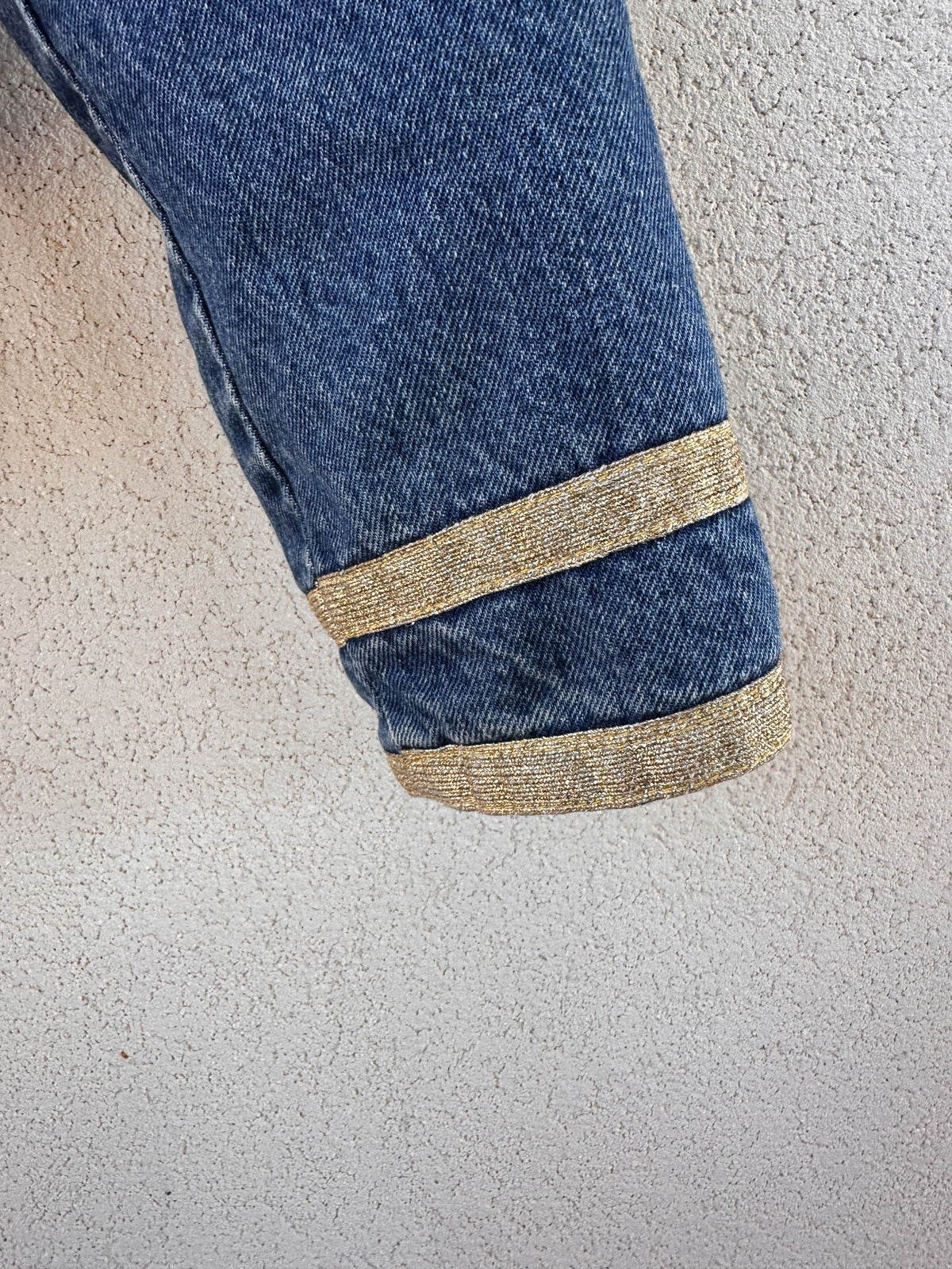 Moschino Jeans – giacca denim cropped con dettagli dorati