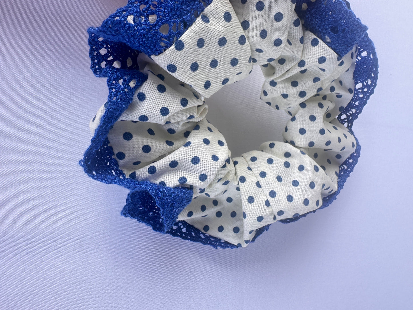 Scrunchie in Cotone a Pois con Pizzo Blu