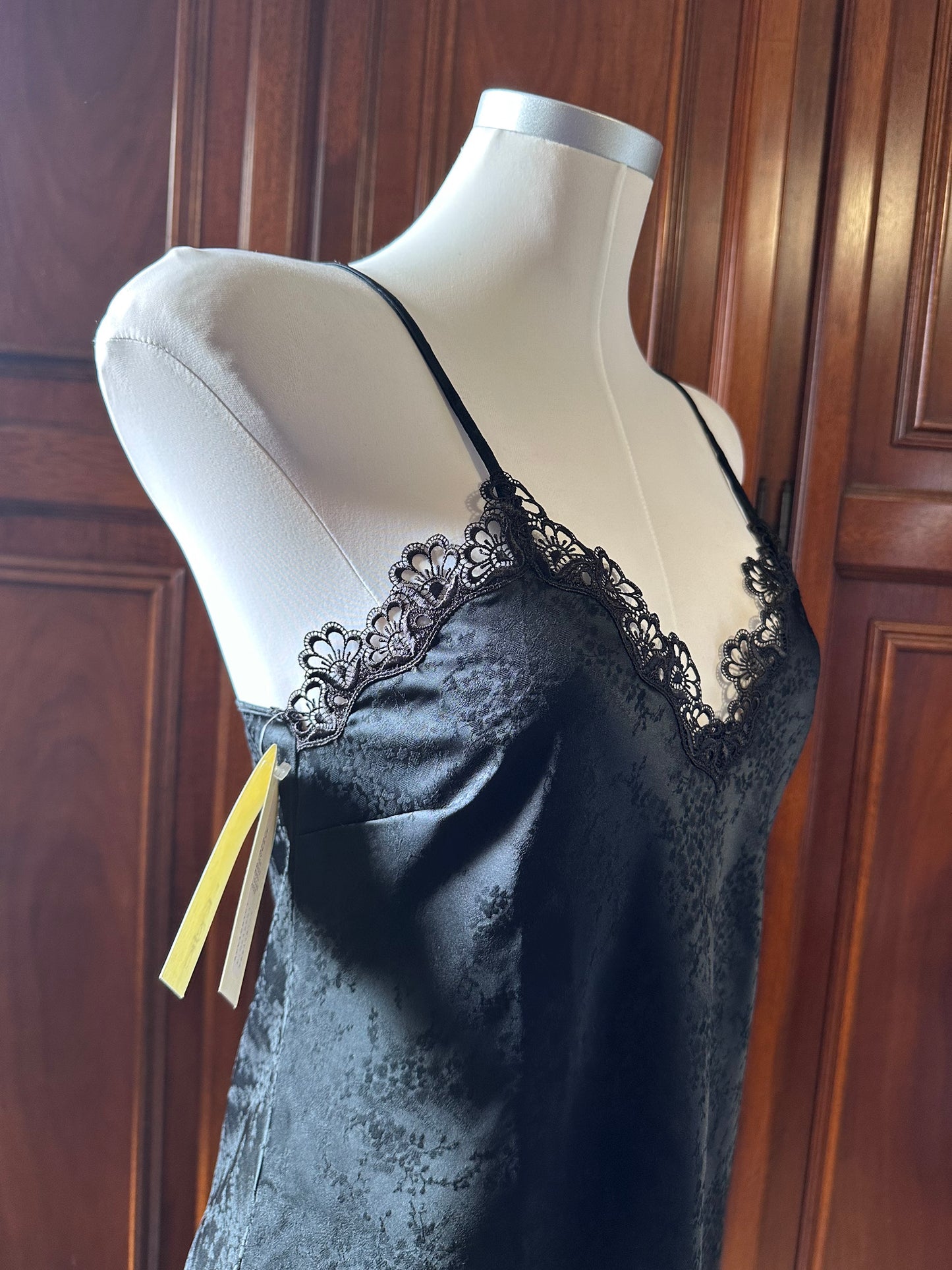 black slip dress con pizzo