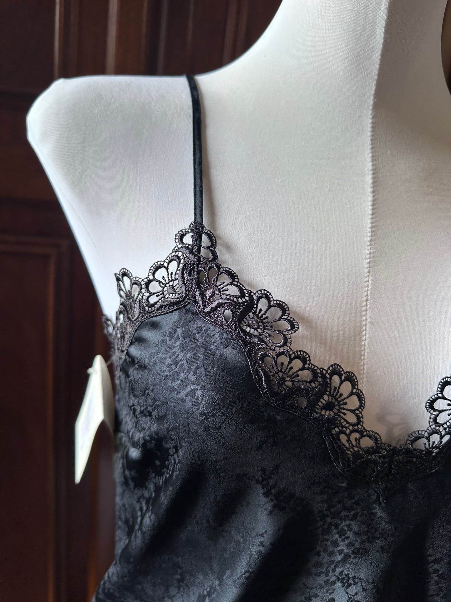 black slip dress con pizzo