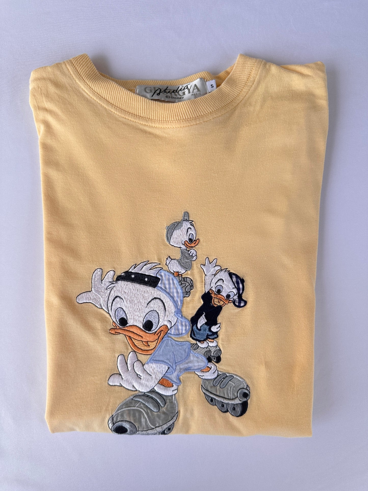 T-shirt Giallo Pastello Qui, Quo, Qua sui Pattini