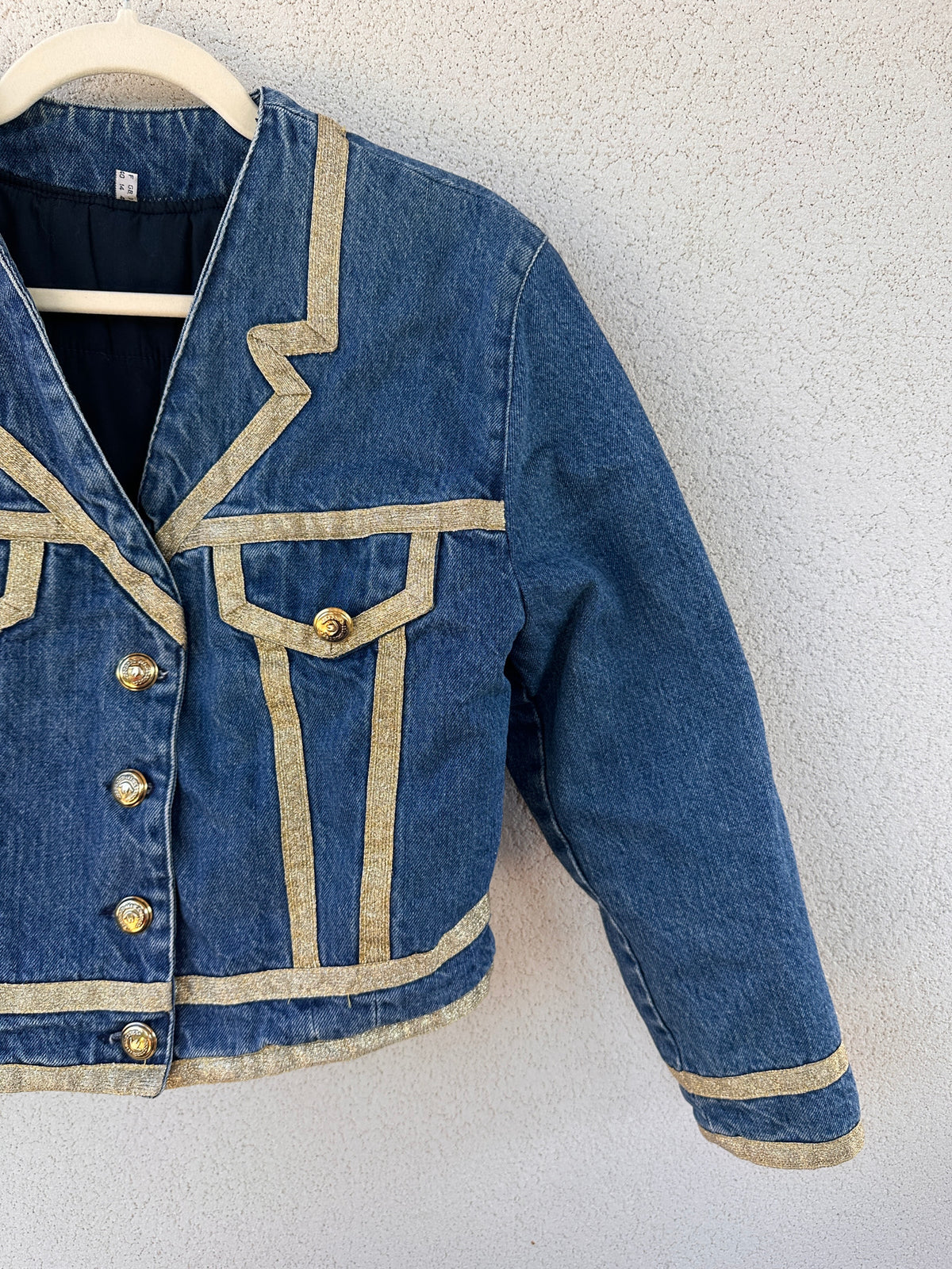 Moschino Jeans – giacca denim cropped con dettagli dorati