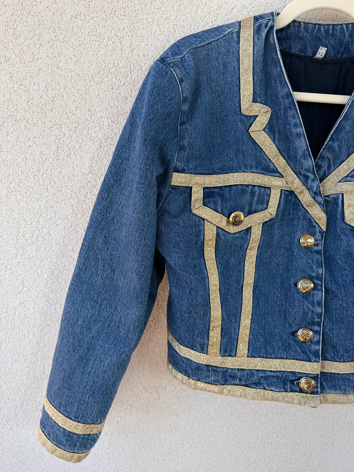 Moschino Jeans – giacca denim cropped con dettagli dorati