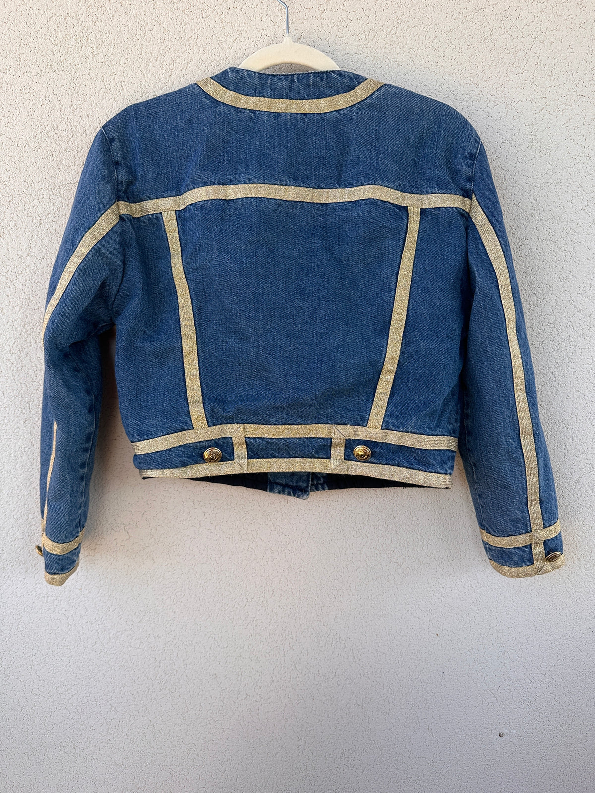 Moschino Jeans – giacca denim cropped con dettagli dorati