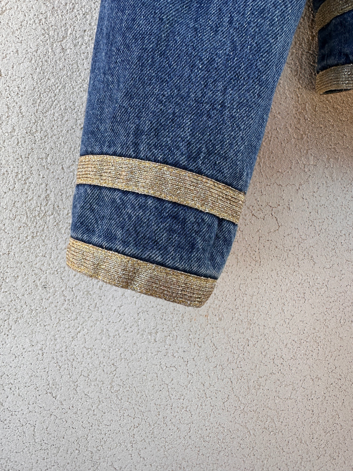 Moschino Jeans – giacca denim cropped con dettagli dorati